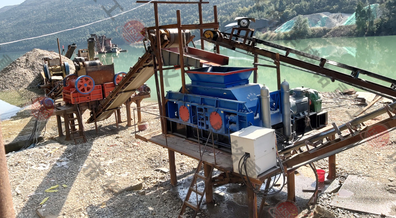 大型液壓對輥制砂機安裝現場