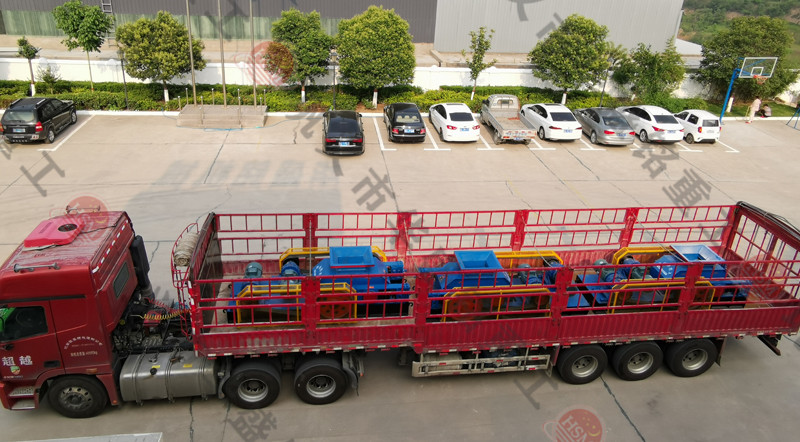 三臺750ⅹ500型對輥制砂機發往貴陽